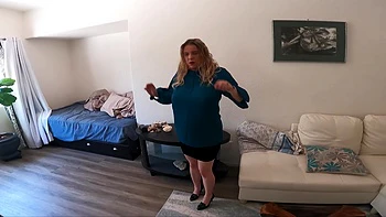 A madrasta perde a aposta e leva na buceta e na bunda