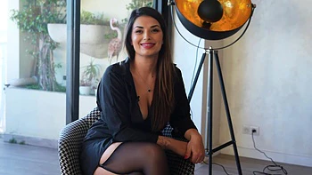 Heiße Laura wird von 3 Kerlen im Gangbang mit Dessous gefickt