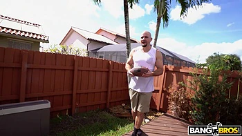 Blonde aux gros seins baisée par-dessus la clôture