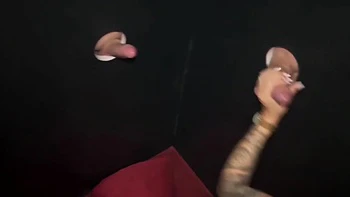 Vadia do gloryhole chupando e engolindo gozada