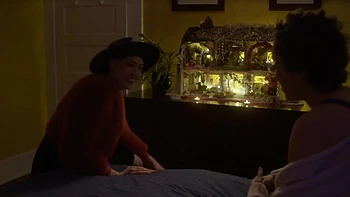 Lesbiennes tatouées baisent chaudement dans une ambiance intime