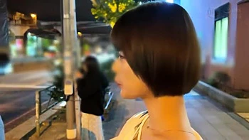 Delgada con cara pequeña da besos dulces y mano lenta con vibrador