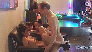 Idole stehen still und werden von alten Männern öffentlich durchgefickt