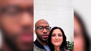 Жена Райдер трахается с двумя черными членами