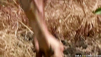 Diamond Foxxx lutscht dicken Schwanz und fickt reife Milf mit großem Arsch