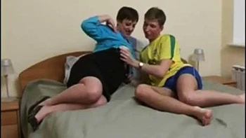 Reife Milf saugt und reitet Doggy-Style