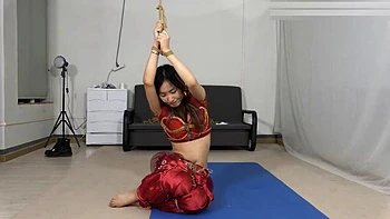 Asiatique attachée et baisée sauvagement