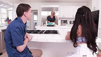 Рыжая блондинка Райан Кили с большими сиськами трахнута сбоку на кухне