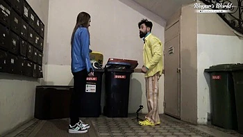 Brunette tatuada Mugur y Lili chupan y follan duro