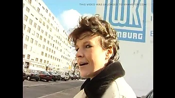 Милфа офигенно сосет член на парковке от первого лица