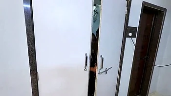 La ama india Bhabhi paga doble y se ofrece con sus sirvientes para anal duro