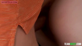 Брюнетка-тинейджер с маленькими сиськами дико трясет большой жопой