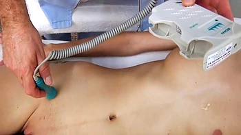 Jenny Smart é fodida analmente pelo ginecologista