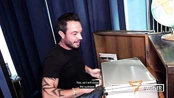 Julia Exclusiv leckt Mamas große Titten und Arsch draußen