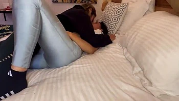 Scarlettandc Amateur Lesben: Latina Freundin wird eng gefingert & geleckt