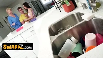 La madrastra folla la apretada pussy de mi novia - Trío lésbico con Aften Opal y Bree Austin