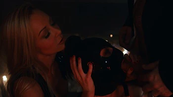 Dos chicas calientes comparten polla grande en trío de látex