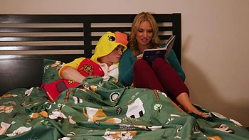 Milf blonde Rachael Cavalli chevauche une grosse queue