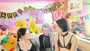 Foda hardcore em grupo de Ano Novo com tatuagens e brinquedos