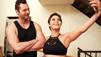 Парень жестко трахает сексуальную брюнетку в шортах