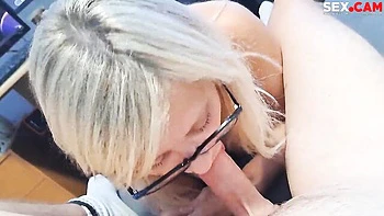 Brillenträgerin bläst dicken Schwanz auf Knien