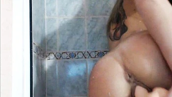 Joven morena se masturba mojada y gime en la ducha