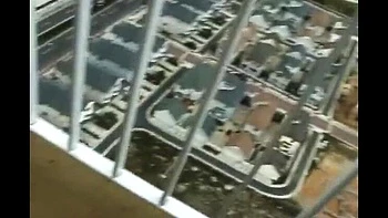 Потерянная в повязке юная принцесса доминируется на кухне