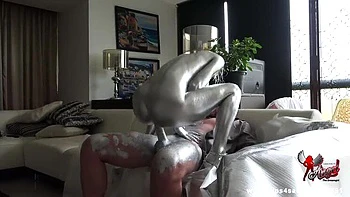 Ange en peinture argent suce et se fait facial sur grosse chatte