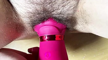 Desi Bhabhi LolaLola se corre fuerte con juguete en su coño peludo