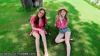 Schüchternes Brünettchen für Outdoor-POV-Fick klar gemacht