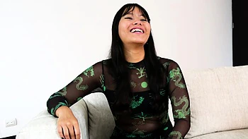 Latina monta enorme polla blanca a cuatro patas