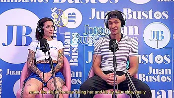 Brünette Latina fickt hart mit großem Schwanz anal