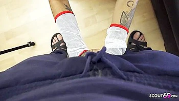 Pequena latina Michy Perez chupando pau grande e dando o cu