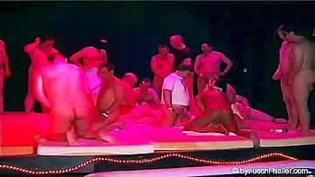 Fiesta de gangbang y meadas con 64 tíos y 5 zorras