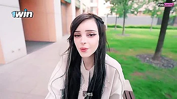 Озабоченная девушка сосет член на публике и дико мастурбирует