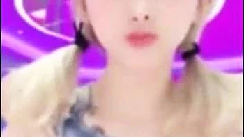 Amadora chinesa asiática se filmando fodendo