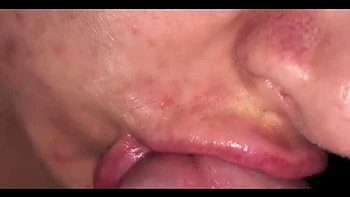 Leo15398 fellation profonde avec jouissance crémeuse en bouche gros plan