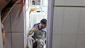 Jeune brésilienne suce et baise un plombier plus vieux qu'elle