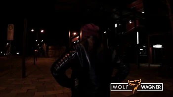 Allemande Zeyna suce et se fait jouir sur le cul