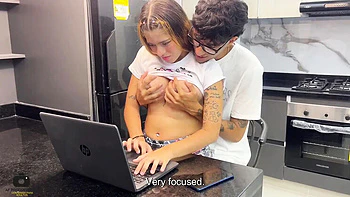 Hermanastra Gabriela se folla duro de perrito y hace blowjob tras ayudar en casa