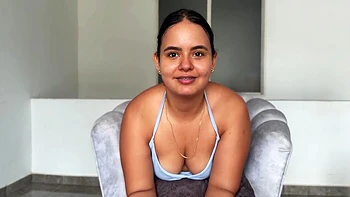 Горячая брюнетка сводная сестра пришла из спортзала за членом и дрочкой