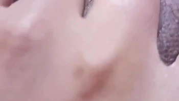 Mauvaise vierge se masturbe sur chatte indienne