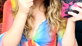 Soapyfate suce un énorme gode