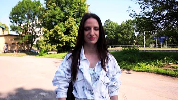 Public Agent folla duro a checa al aire libre con blowjob POV