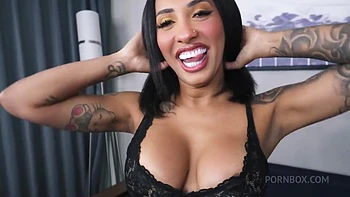 Kona Jade spritzt und lutscht mit nasser Pussy