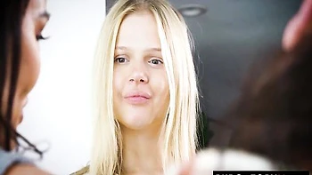 Coco pulpeuse suce la grosse bite d'Adam