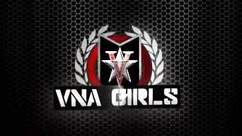 Charlee Chase peituda chupa pau grande e engole a porra