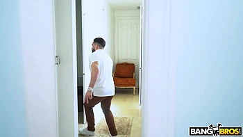 Milf morena manda um boquete profundo e facial