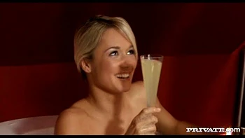 Joycen e Keana Moire se fode com os dedos antes dos brinquedos