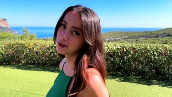 Кира в французском белье с большими сиськами делится с Олетшей